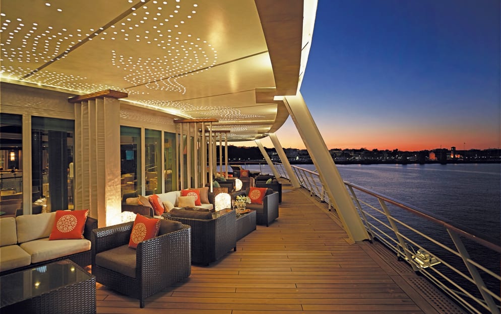 RSSC, Seven Seas Voyager, Horizon Lounge 2.jpg